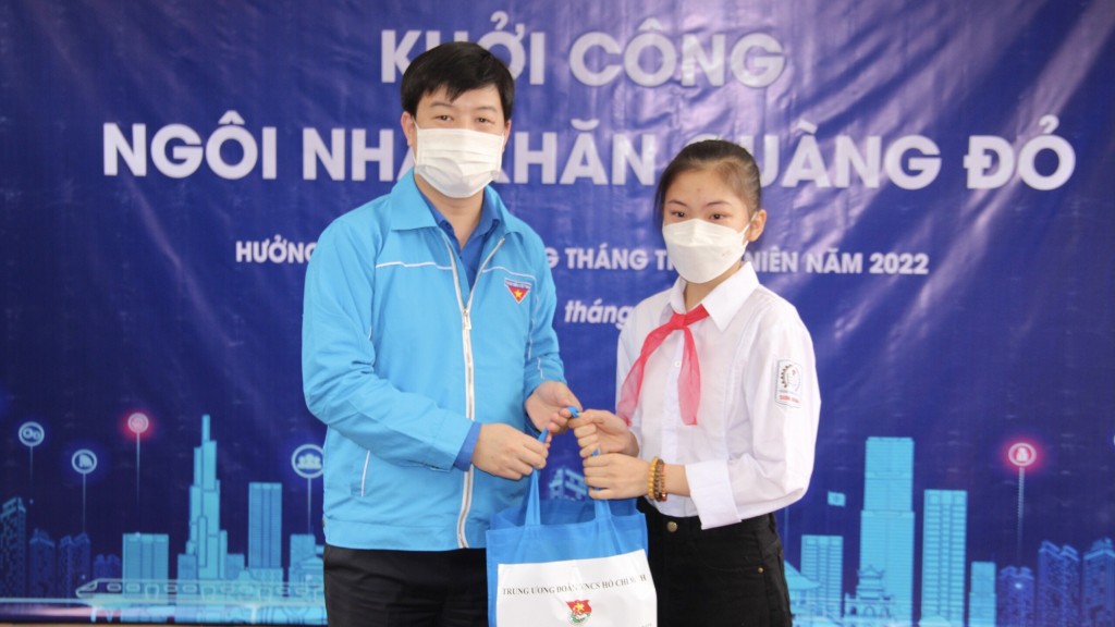 Đồng chí Trần Hải Long trao tặng túi an sinh cho em Nguyễn Thị Bảo Châu