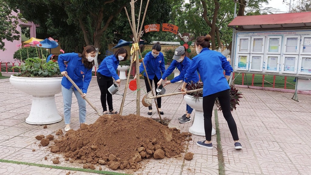 Tuổi trẻ Thanh Trì đồng loạt ra quân ngày cao điểm chung tay xây dựng Nông thôn mới nâng cao năm 2022