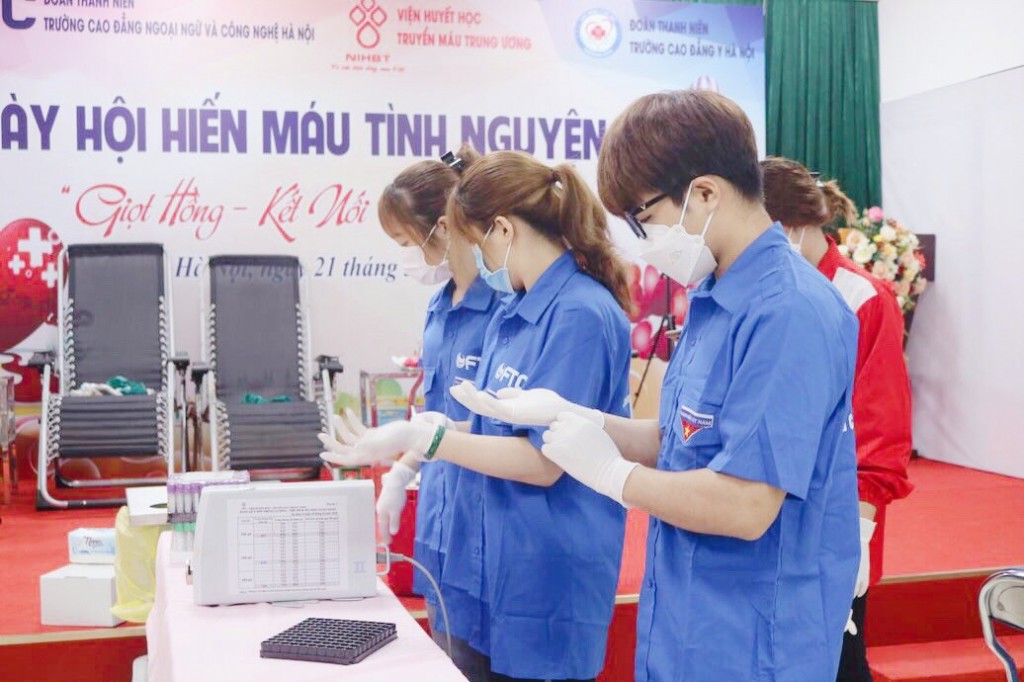 Tuổi trẻ Cao đẳng Ngoại ngữ và Công nghệ Hà Nội trao giọt máu hồng, lan tỏa hy vọng Tuổi trẻ Cao đẳng Ngoại ngữ và Công nghệ Hà Nội trao giọt máu hồng, lan tỏa hy vọng