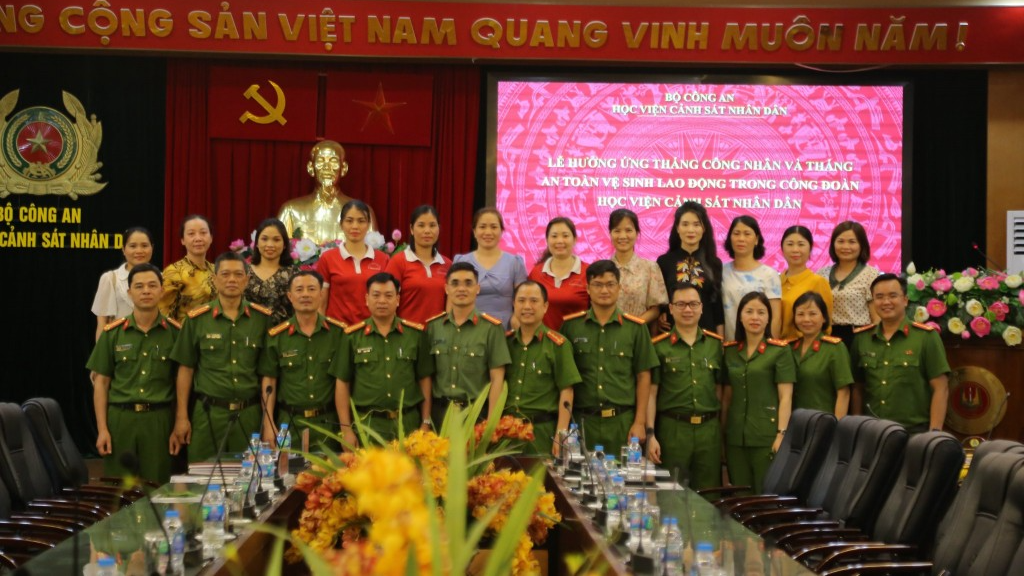 Các đại biểu, Ban Chấp hành Công đoàn Học viện CSND cùng cán bộ, đoàn viên công đoàn chụp ảnh lưu niệm