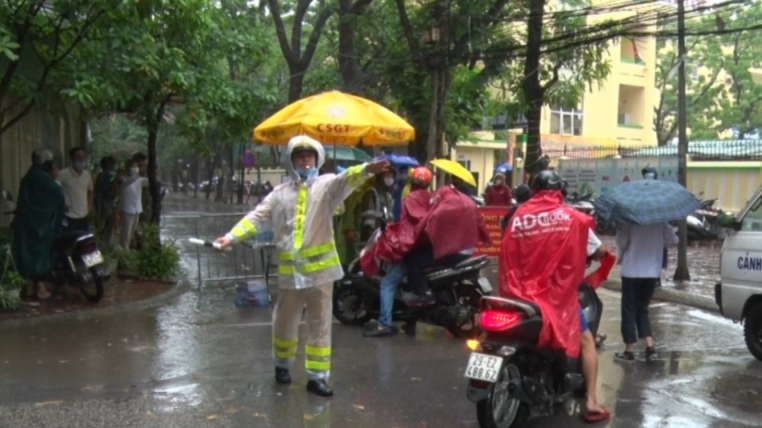 Chiến sĩ Đội CSGT số 3 phân luồng giao thông điểm thi 