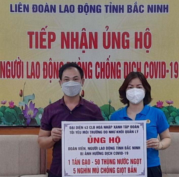 Học trò lớp 9 mua gạo giúp công nhân vùng dịch từ tiền thưởng “Ai là triệu phú”