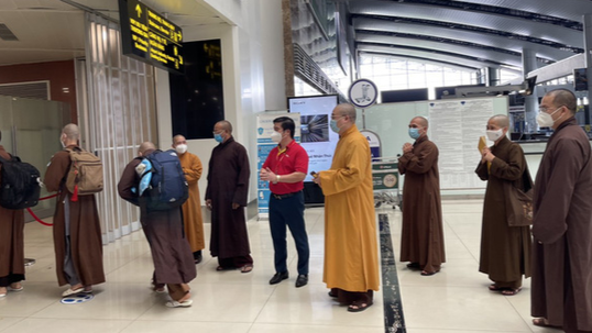 Hòa thượng Thích Thanh Nhiễu tiễn 10 sư tăng Nam Định tình nguyện vào Nam hỗ trợ chống dịch đợt đầu tiên - Ảnh: Giáo hội Phật giáo Việt Nam Hòa thượng Thích Thanh Nhiễu tiễn 10 sư tăng Nam Định tình nguyện vào Nam hỗ trợ chống dịch đợt đầu tiên - Ảnh: Giáo hội Phật giáo Việt Nam