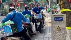 Ba Đình: Đội hình "shipper xanh" đi chợ giúp dân