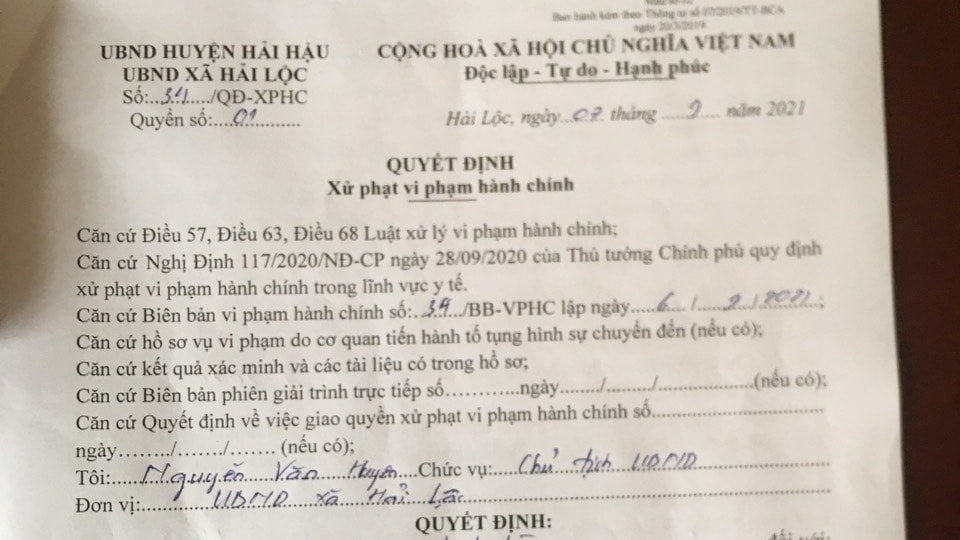 Nam thanh niên vào quán mua chai nước, kéo khẩu trang để uống bị phạt 2 triệu đồng