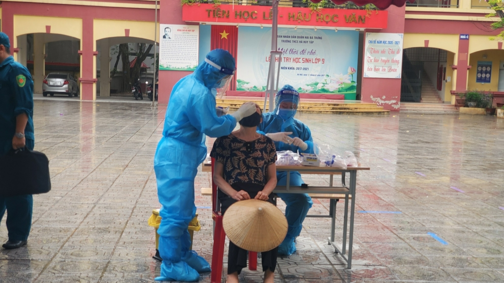 Hàng trăm bạn trẻ Đại học Kinh doanh và Công nghệ Hà Nội hỗ trợ các điểm tiêm chủng