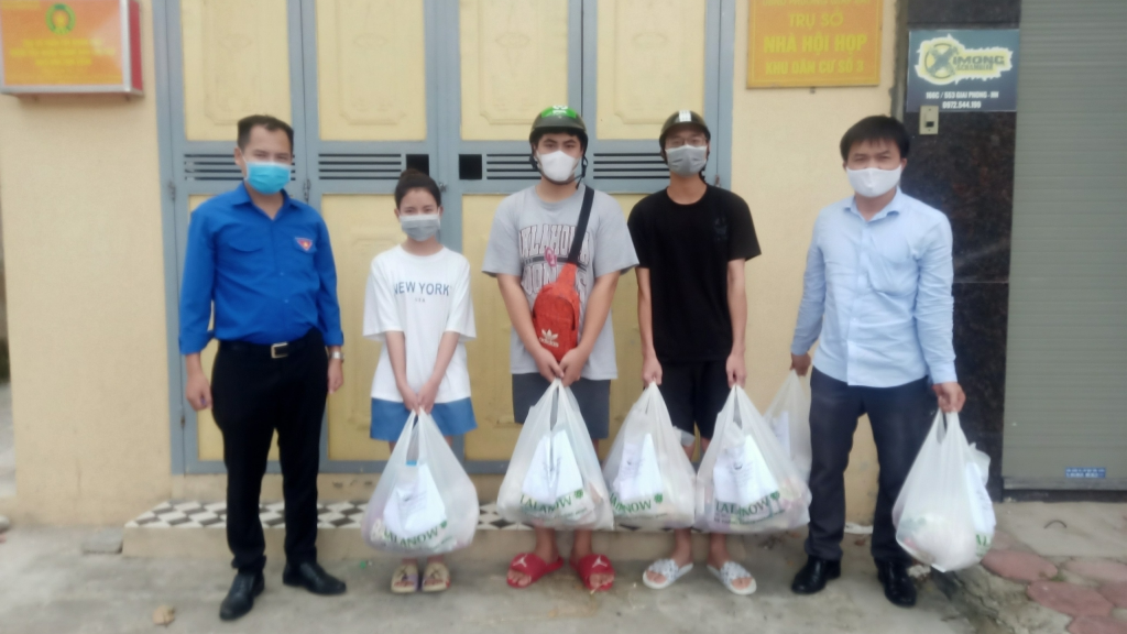 Đại học Thủy lợi: Những phần quà hỗ trợ tiếp tục tới tay sinh viên Đại học Thủy lợi: Những phần quà hỗ trợ tiếp tục tới tay sinh viên