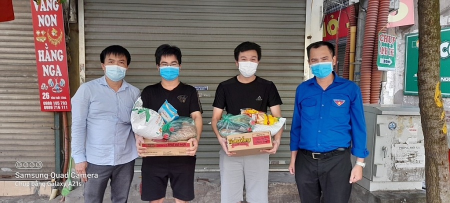 Đại học Thủy lợi: Những phần quà hỗ trợ tiếp tục tới tay sinh viên Đại học Thủy lợi: Những phần quà hỗ trợ tiếp tục tới tay sinh viên