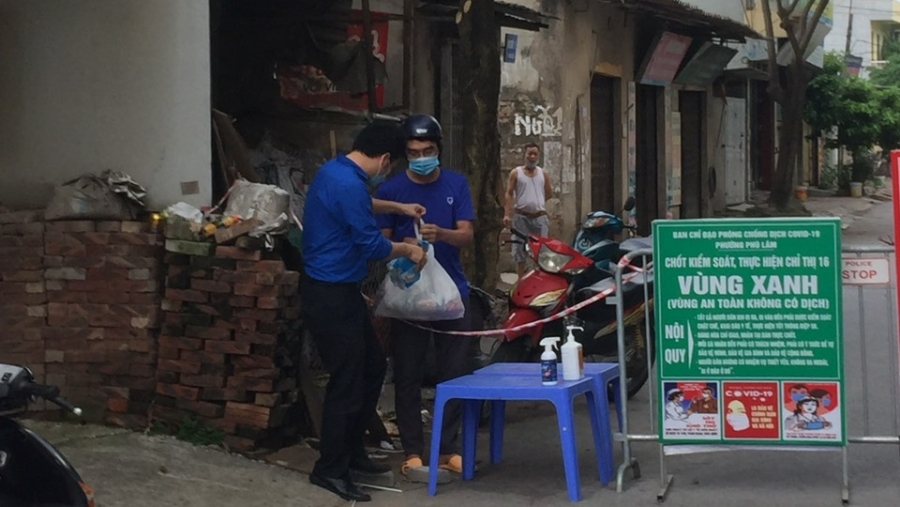 Đại học Thủy lợi: Những phần quà hỗ trợ tiếp tục tới tay sinh viên