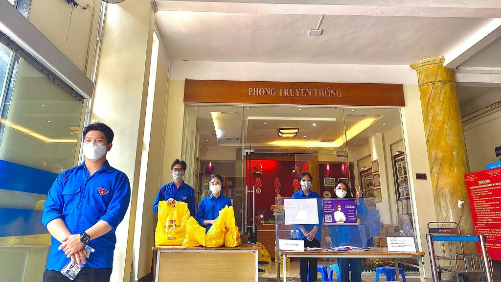 Đại học Kinh doanh và Công nghệ Hà Nội: 1700 suất quà “Bạn ở đâu, hãy ở yên đó” Đại học Kinh doanh và Công nghệ Hà Nội: 1700 suất quà “Bạn ở đâu, hãy ở yên đó”