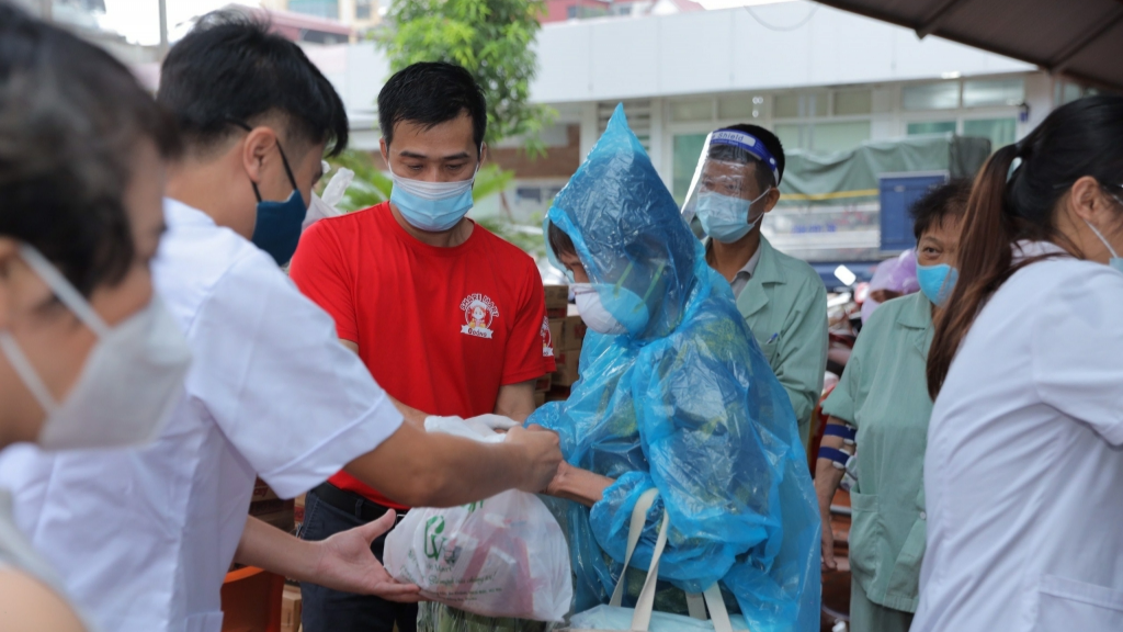 Hoa hậu Đỗ Thị Hà và Lương Thùy Linh cùng khai trương siêu thị 0 đồng