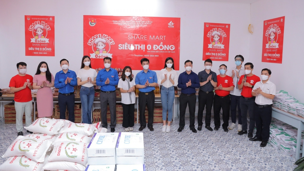 Hoa hậu Đỗ Thị Hà và Lương Thùy Linh cùng khai trương siêu thị 0 đồng