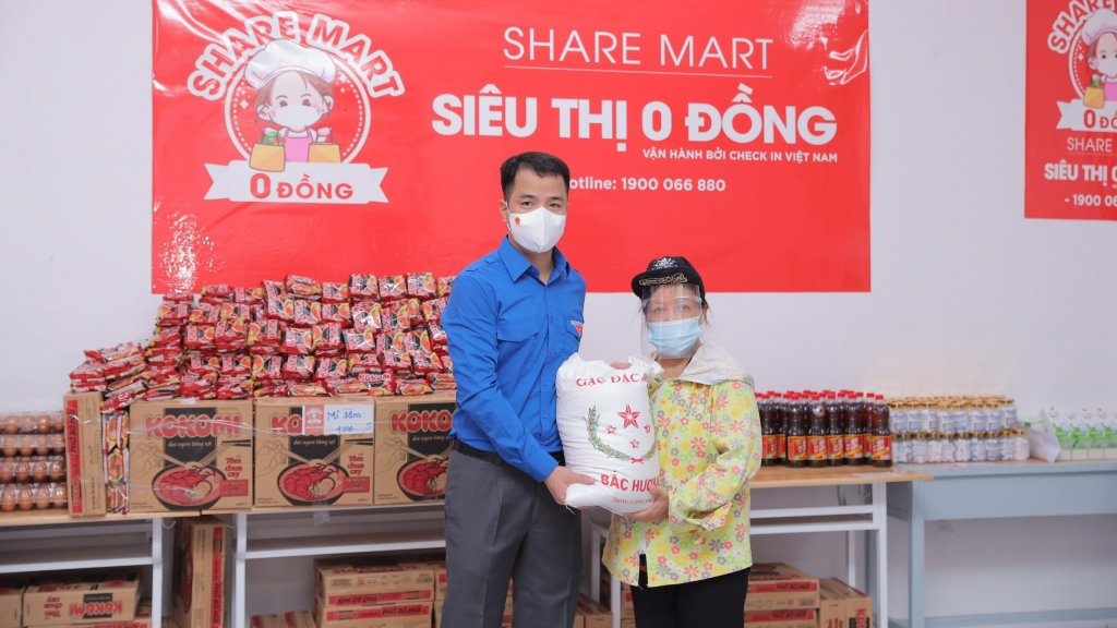 Hoa hậu Đỗ Thị Hà và Lương Thùy Linh cùng khai trương siêu thị 0 đồng