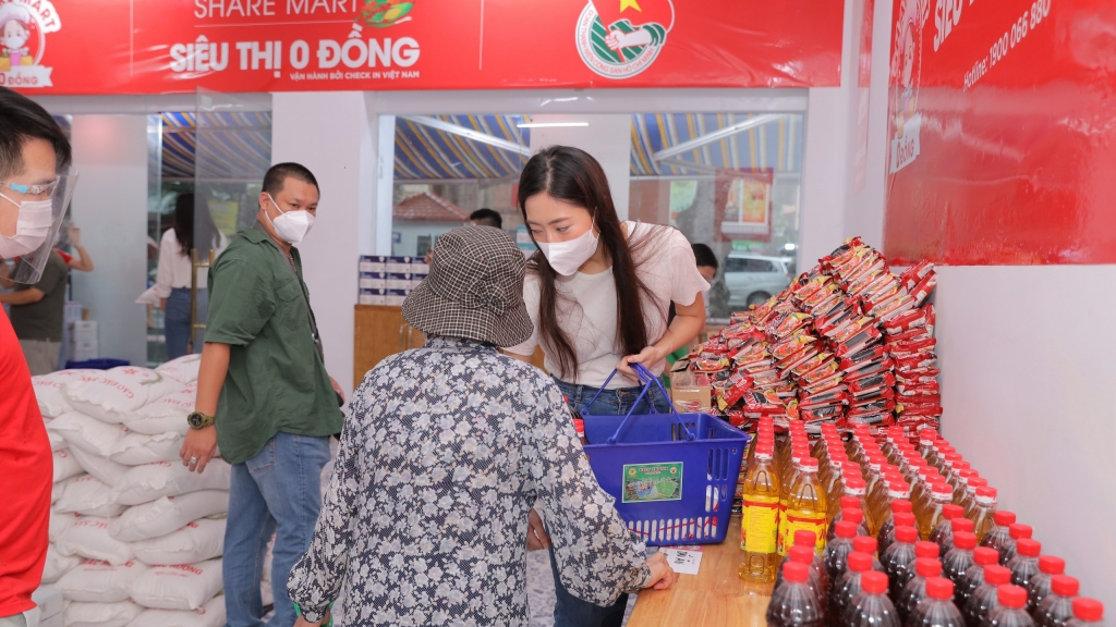 Hoa hậu Đỗ Thị Hà và Lương Thùy Linh cùng khai trương siêu thị 0 đồng