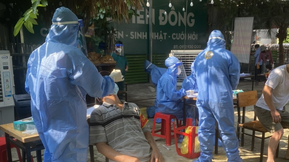 Gần 1.000 thầy thuốc và sinh viên Bệnh viện Bạch Mai giúp Hà Nội chống dịch