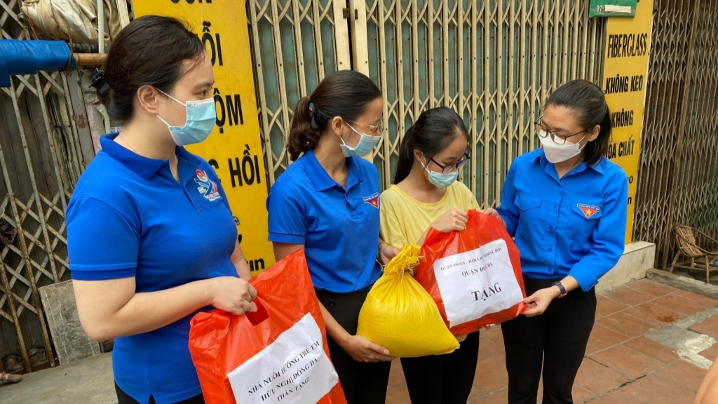 Áo xanh Hà Nội miệt mài làm bánh, gói quà Trung thu tặng em nhỏ khó khăn