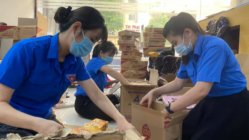 Áo xanh Hà Nội miệt mài làm bánh, gói quà Trung thu tặng em nhỏ khó khăn