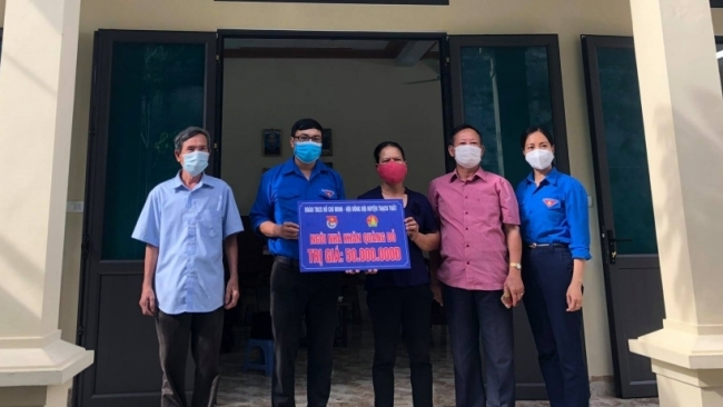 Tặng nhà "Khăn quàng đỏ" hai em nhỏ có hoàn cảnh khó khăn