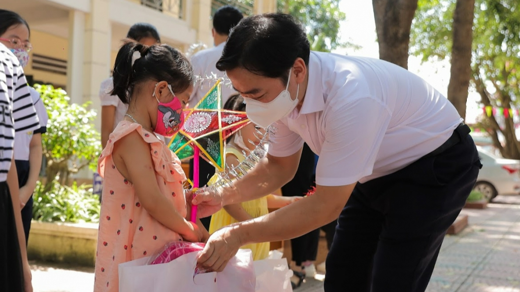 2.000 phần quà 