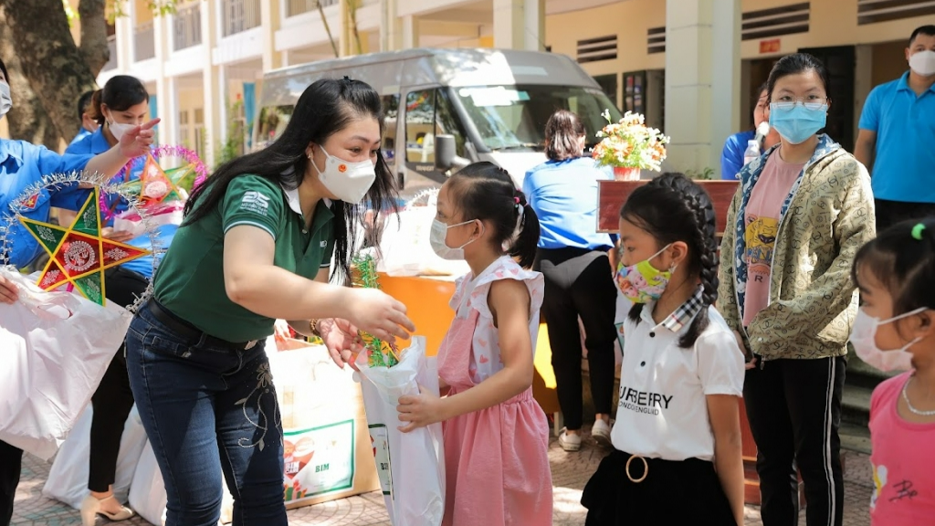 2.000 phần quà 