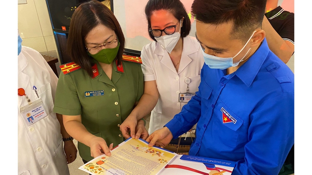 Thành đoàn Hà Nội thăm hỏi, tặng quà Tết Trung thu con các y, bác sĩ tuyến đầu