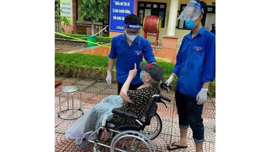 Chàng sinh viên Đại học Xây dựng và những ngày khó quên cùng bộ đồ bảo hộ