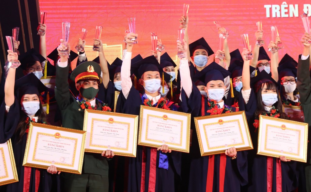 Hà Nội vinh danh 90 thủ khoa xuất sắc tốt nghiệp đại học, học viện 2021