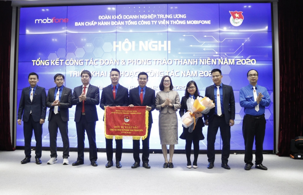 Ban Thường vụ Đoàn Thanh niên MobiFone nhận Cờ thi đua xuất sắc của Đoàn Khối Doanh nghiệp Trung ương