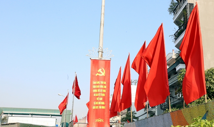 Đường phố Hà Nội trang trí rực rỡ chào mừng Đại hội đại biểu toàn quốc lần thứ XIII của Đảng