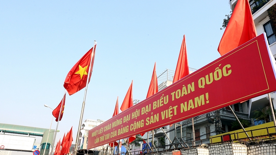 Cờ Tổ quốc và cờ Đảng... tại một tuyến đường trên địa bàn phường Phúc Tân (quận Hoàn Kiếm).