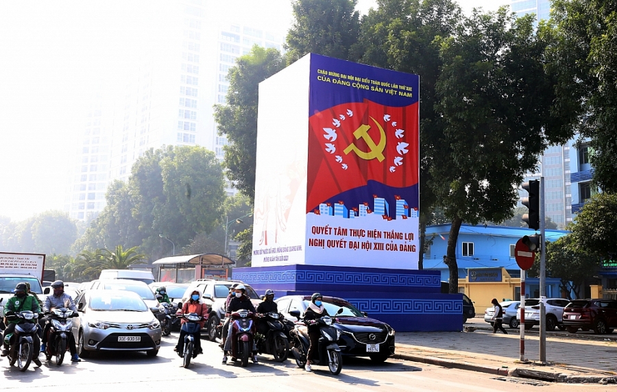 Một tấm pano cỡ lớn chào mừng Đại hội đại biểu lần thứ XIII của Đảng tại khu vực điểm giao cắt giữa phố Nghi Tàm