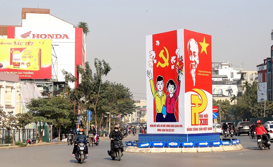 Một tấm pano cỡ lớn chào mừng Đại hội đại biểu lần thứ XIII của Đảng tại khu vực điểm giao cắt giữa phố Nghi Tàm và Âu Cơ