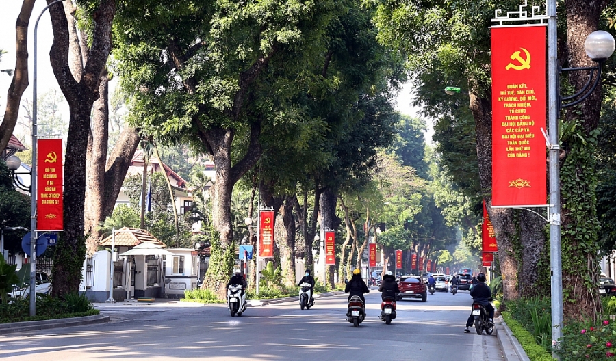 Băng rôn tuyên truyền Đại hội đại biểu toàn quốc lần thứ XIII của Đảng rực rỡ trên đường Lê Hồng Phong (quận Ba Đình).