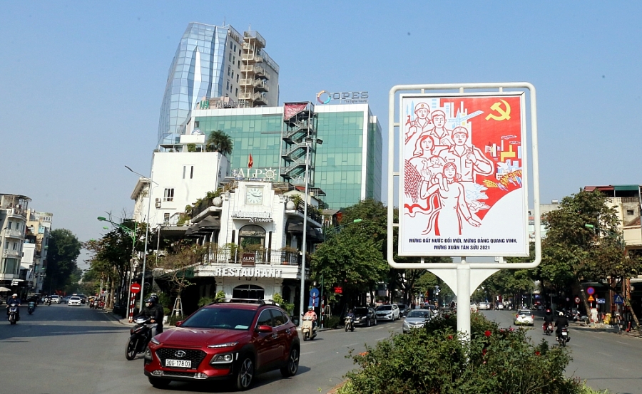 Pano với dòng chữ “Mừng đất nước đổi mới, mừng Đảng quang vinh, mừng Xuân Tân Sửu 2021” trên đường Điện Biên Phủ