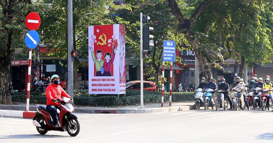 Pano tuyên truyền về Đại hội Đảng Bộ các cấp nhiệm kỳ 2020- 2025 tại nút giao thông Cửa Nam
