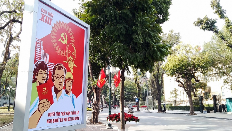 Công tác trang trí, tuyên truyền, cổ động trực quan phục vụ Đại hội đại biểu toàn quốc lần thứ XIII của Đảng được các đơn vị chức năng của Hà Nội sớm triển khai thực hiện trên các tuyến đường.