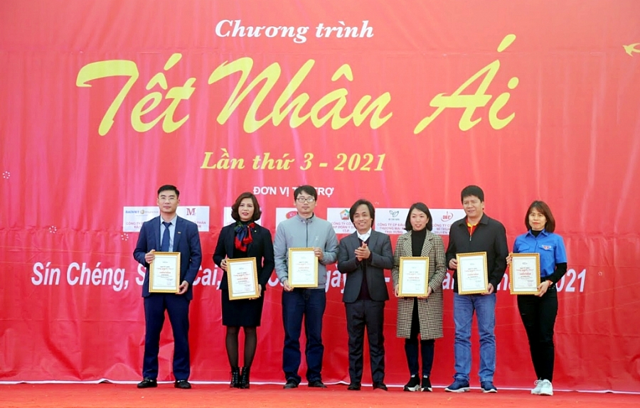 Ông Nguyễn Minh Hà - Giám đốc Trung tâm Truyền hình Nhân đạo trao giấy chứng nhận cho các đơn vị đồng hành cùng chươn trình