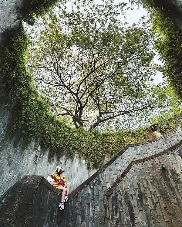Du khách có thể tham quan, tạo dáng chụp ảnh trực tuyến tại những điểm tham quan du lịch mới và hấp dẫn tại Singapore như Fort Canning Spiral Staircase Cầu thang Xoắn ốc tại công viên Fort Canning