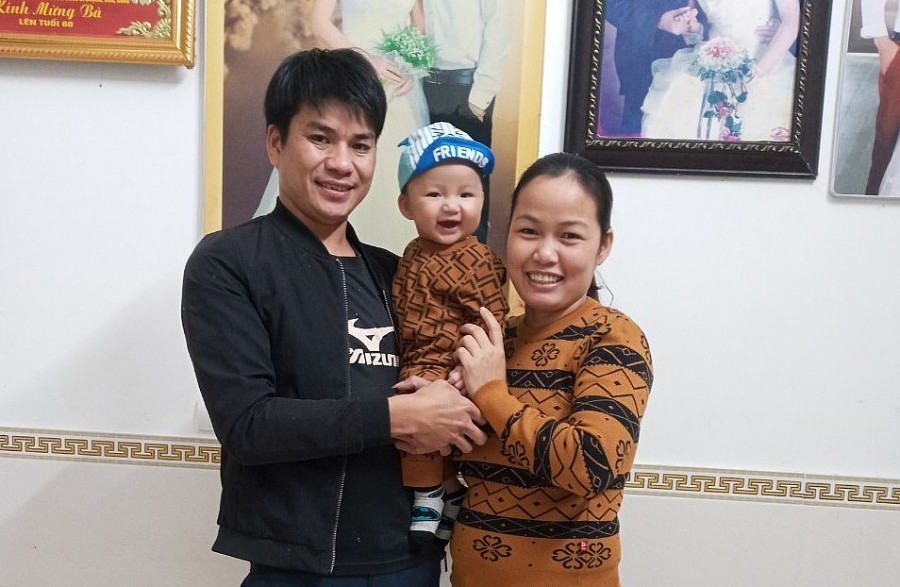 Gia đình anh Trần Văn Thiện và chị Đàm Thị Hồng Kim hạnh phúc khi Tết này con yêu đã về