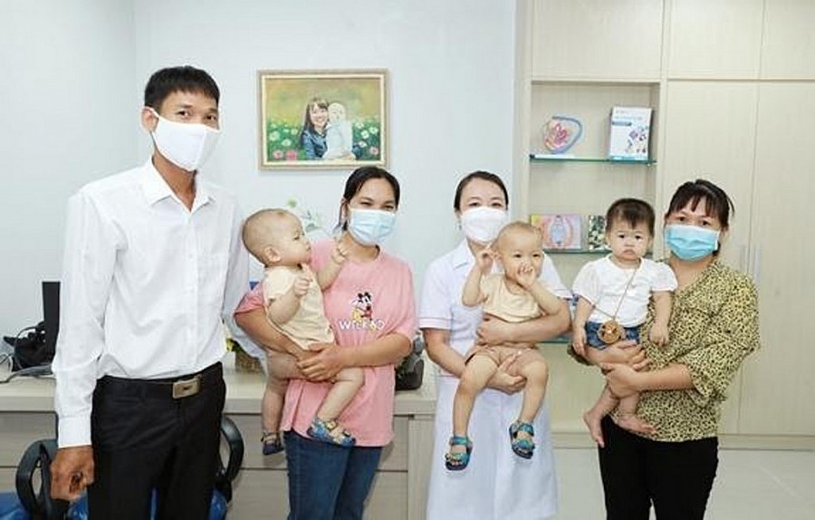 Thạc sĩ, Bác sĩ Lê Thị Thu Hiền, Phó Giám đốc chuyên môn Bệnh viện Nam học và Hiếm muộn Hà Nội cùng các gia đình nhận hỗ trợ miễn phí thực hiện Thụ tinh trong ống nghiệm năm 2019