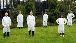 Đại học Monash nghiên cứu chế tạo áo choàng bảo hộ bằng giấy chống dịch Covid-19
