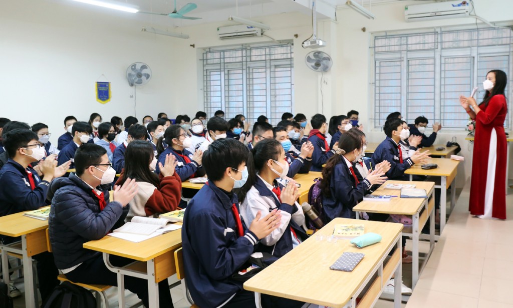 Trước đó, Hà Nội cho phép học sinh lớp từ 7 đến lớp 12 trở lại trường học trực tiếp từ 8/2/2022. Học sinh từ lớp 1 đến lớp 6 học trực tuyến, trẻ mầm non tiếp tục nghỉ ở nhà.