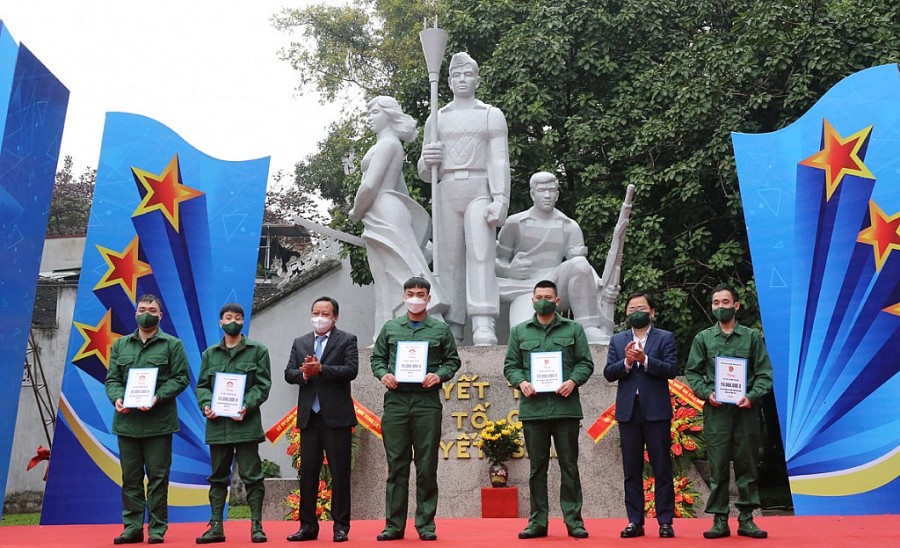 Bí thư Thứ nhất Trung ương Đoàn Nguyễn Anh Tuấn; Phó Bí thư Thành ủy Hà Nội Nguyễn Văn Phong tặng 10 sổ tiết kiệm (mỗi sổ trị giá 10 triệu đồng) cho các thanh niên tình nguyện lên đường nhập ngũ có hoàn cảnh khó khăn