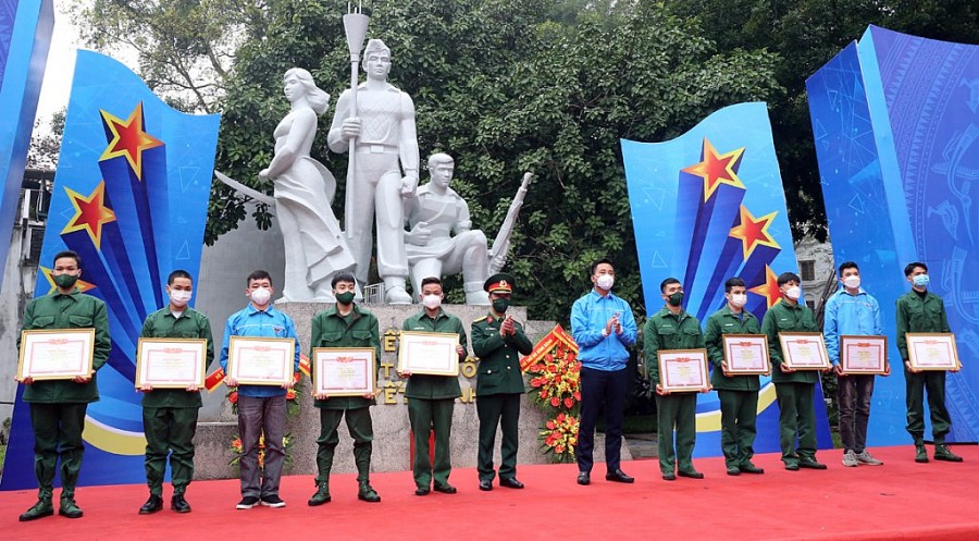 Chùm ảnh gặp mặt thanh niên nhập ngũ và tuyên dương quân nhân xuất ngũ tiêu biểu