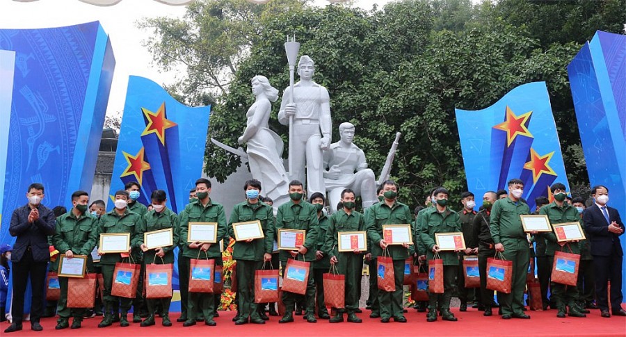 Ban Thường vụ Thành đoàn Hà Nội quyết định trao tặng giấy chứng nhận và quà tặng cho 50 thanh niên tiêu biểu sẵn sàng lên đường nhập ngũ bảo vệ Tổ quốc năm 2022