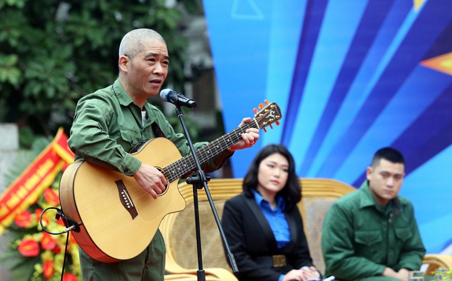 Nhạc sỹ Trương Quý Hải sinh năm 1963 tại Hà Nội, trở về từ cuộc chiến đấu bảo vệ biên giới phía Bắc tại mặt trận Vị Xuyên