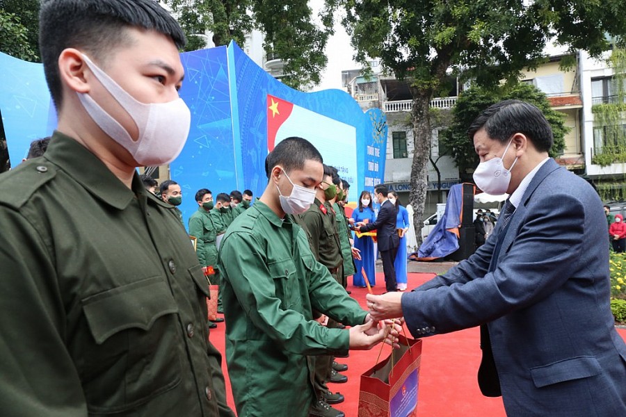 Phó Chủ tịch UBND thành phố Hà Nội Dương Đức Tuấn trao quà tới các đồng chí tân binh tiêu biểu