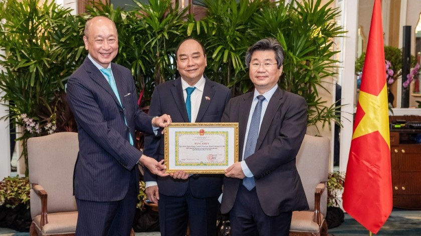 Ngân hàng Singapore đầu tiên nhận bằng khen hỗ trợ doanh nghiệp nước ngoài đầu tư vào Việt Nam