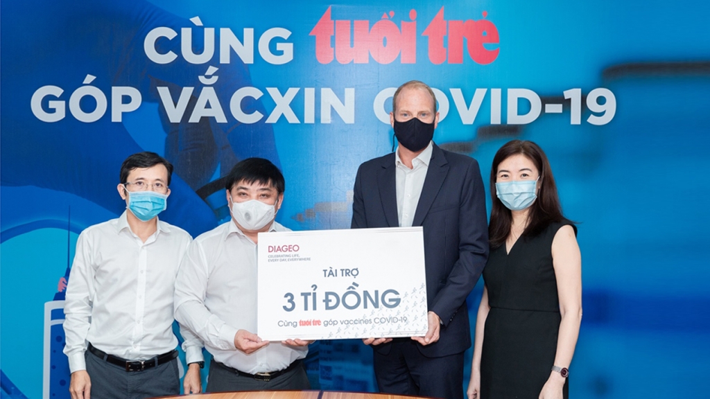 Đại diện Diageo Việt Nam trao tặng 3 tỷ đồng cho chương trình “Cùng Tuổi Trẻ góp vắc-xin Covid-19”
