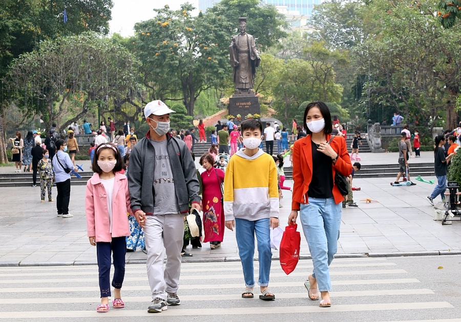 Để đảm bảo an toàn phòng dịch, lực lượng chức năng đã yêu cầu tất cả những người vào phố đi bộ đều phải đeo khẩu trang